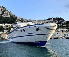 ISOLA DI PROCIDA manoeuvring at Capri Port